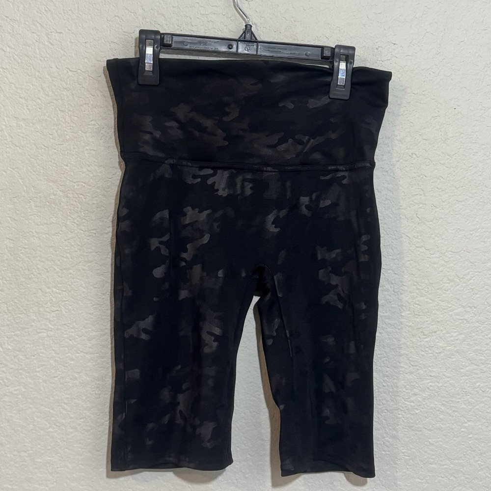 Auth SPANX Faux Leather Shiny Black Camo BIKER SHORTS Size Large - Picture 2 of 3